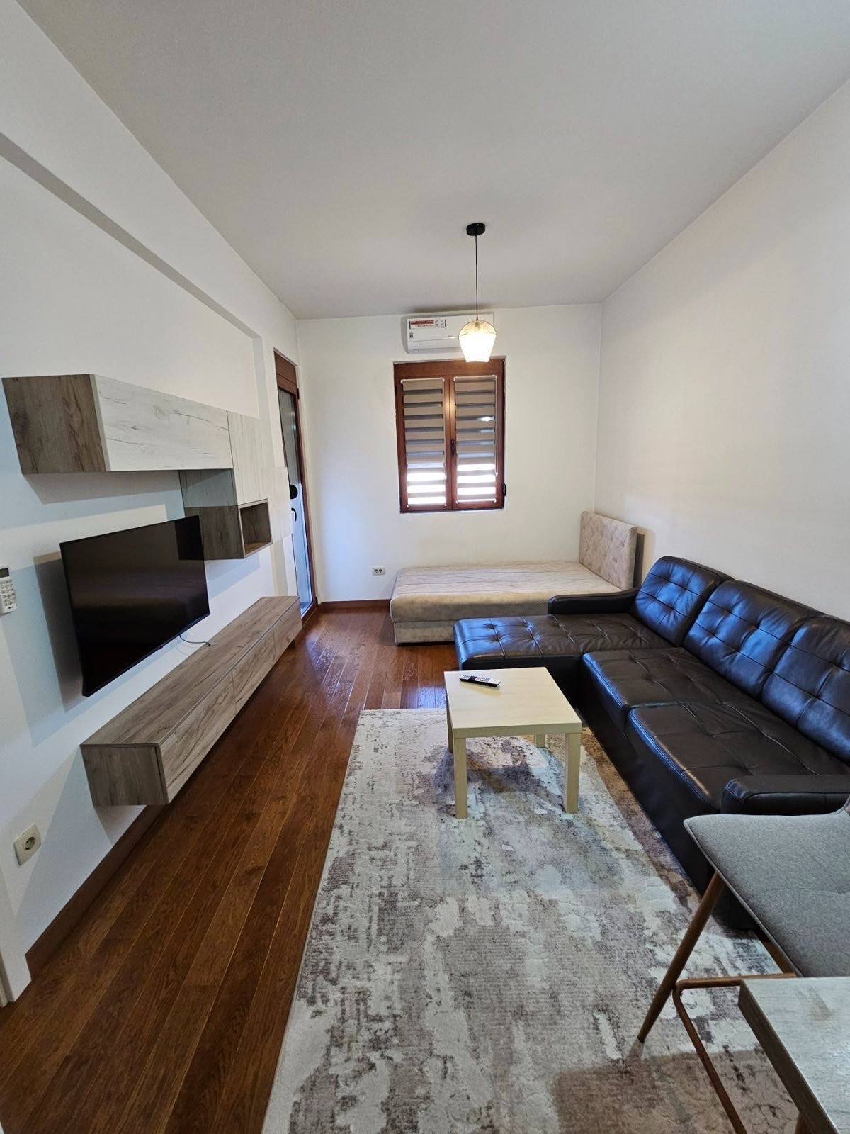 Izdaje se namjestena garsonjera u novoj zgradi Entexta kod Sahat kule, Stara Varos, Podgorica