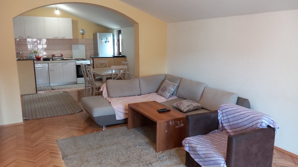 Izdaje se trosoban, nenamjesten stan u kuci u blizini HDL Lakovic, Dalmatinska ulica, Podgorica