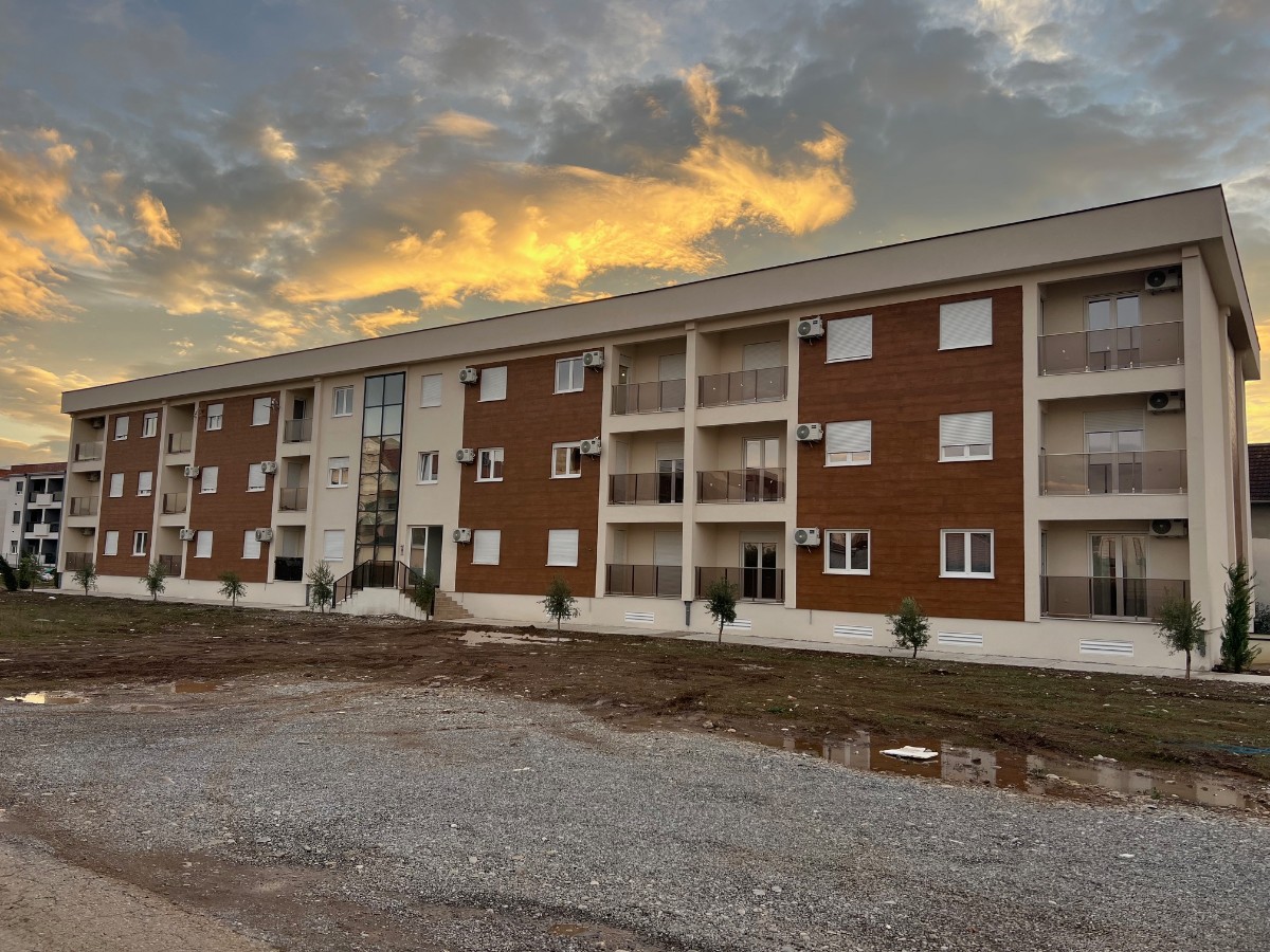 Izdaje se dvosoban stan u novozavršenoj zgradi na Zabjelu