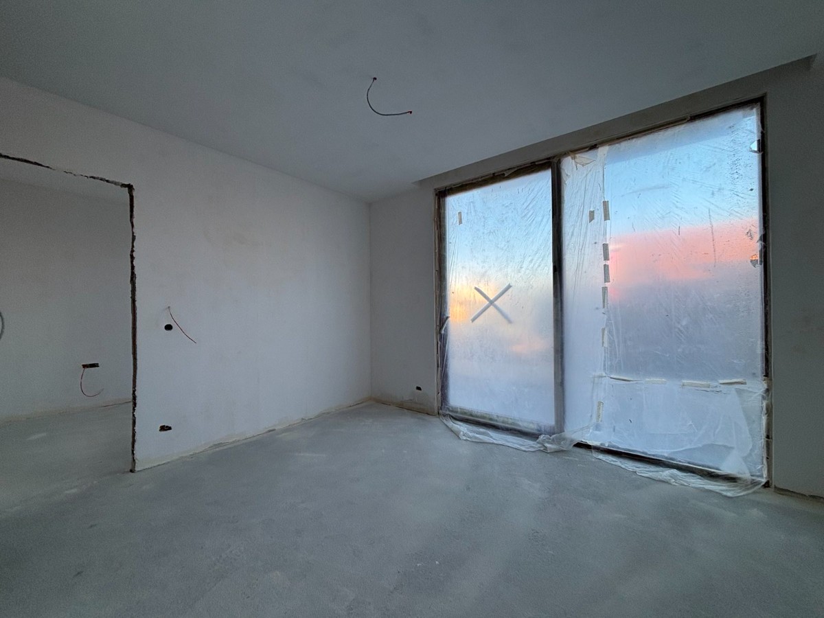 Prodaje se jednosoban stan sa dvorištem u novoizgrađenoj zgradi u Mojkovačkoj ulici, Podgorica. 