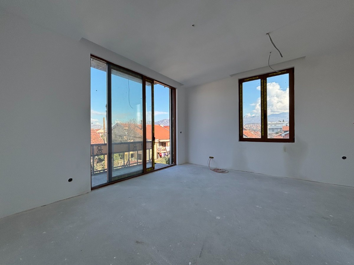 A one-room apartment with a yard is for sale in a newly built building in Mojkovačka street, Podgorica.