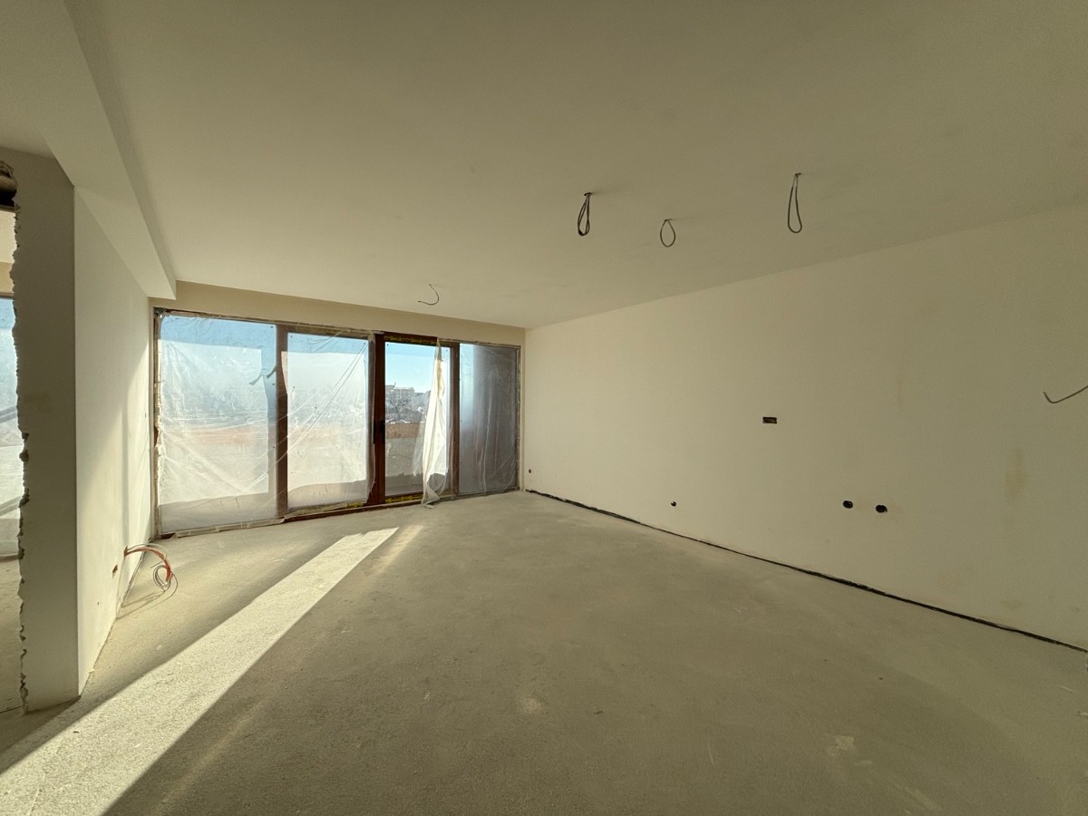 Prodaje se dvosoban stan u novoizgrađenoj zgradi u Mojkovačkoj ulici, Podgorica. 