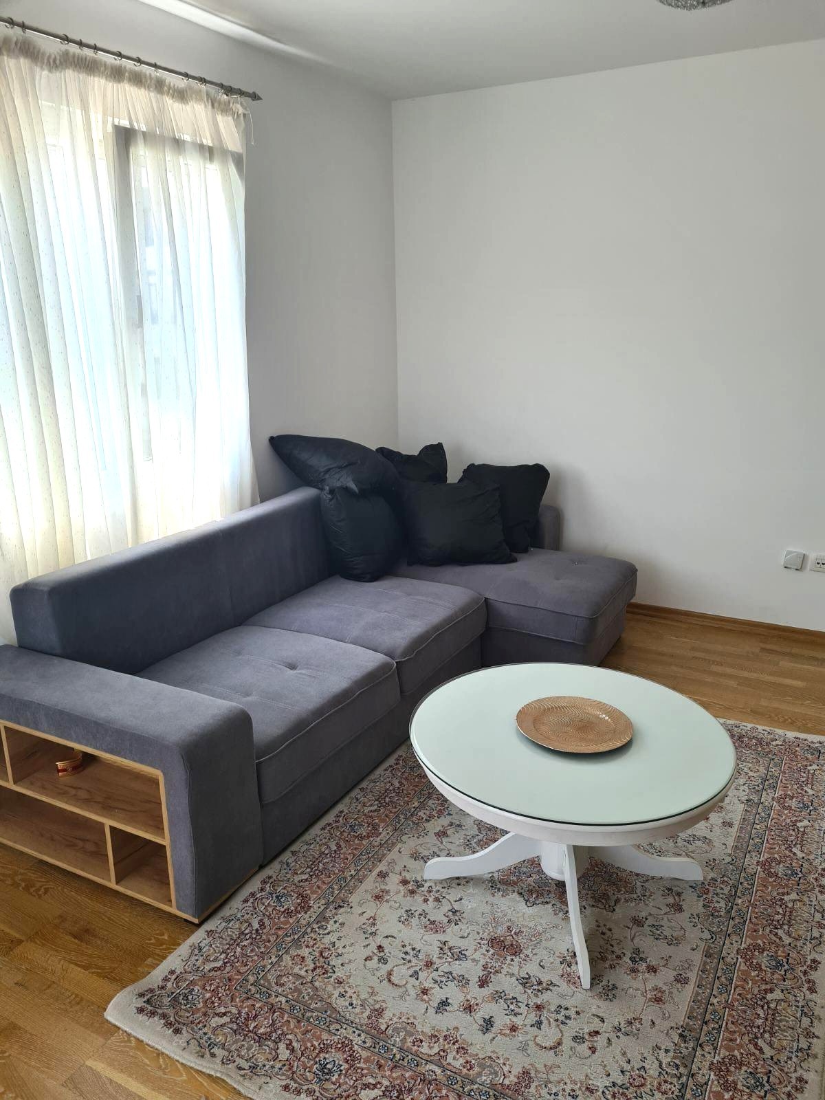 Izdaje se dvoosban stan u Slovačkoj ulici, Podgorica. 