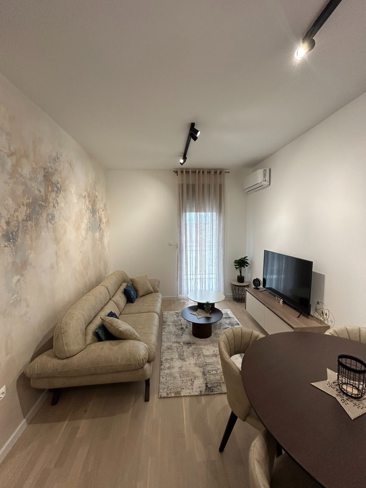 A luxuriously furnished, unoccupied one-room apartment for rent in the new Posh Residence complex in Tolosi