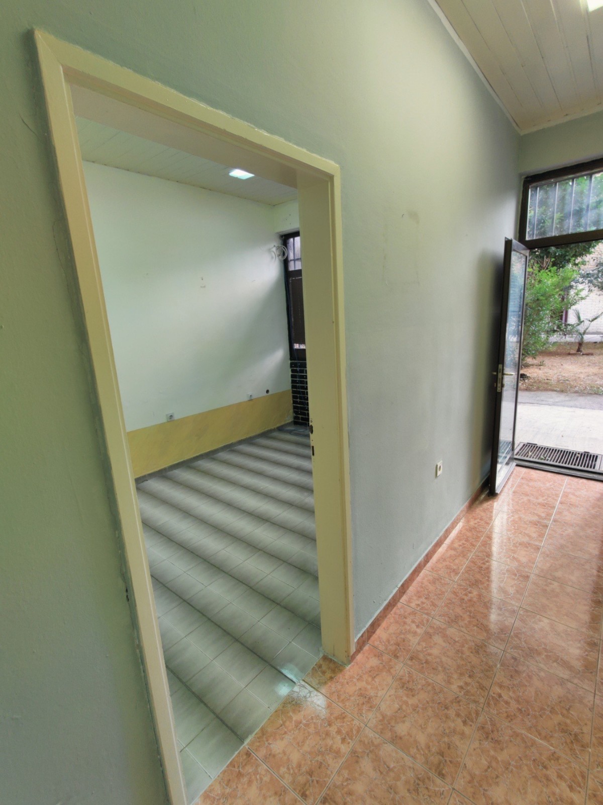 Office space for sale on the ground floor of the building, Lepa Kata, Podgorica