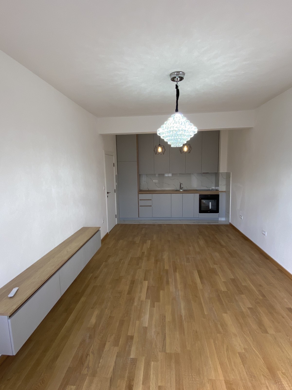 Prodaje se polunamjesten, neuseljavan jednosoban stan sa garaznim mjestom u novogradnji  na Zabjelu, Podgorica