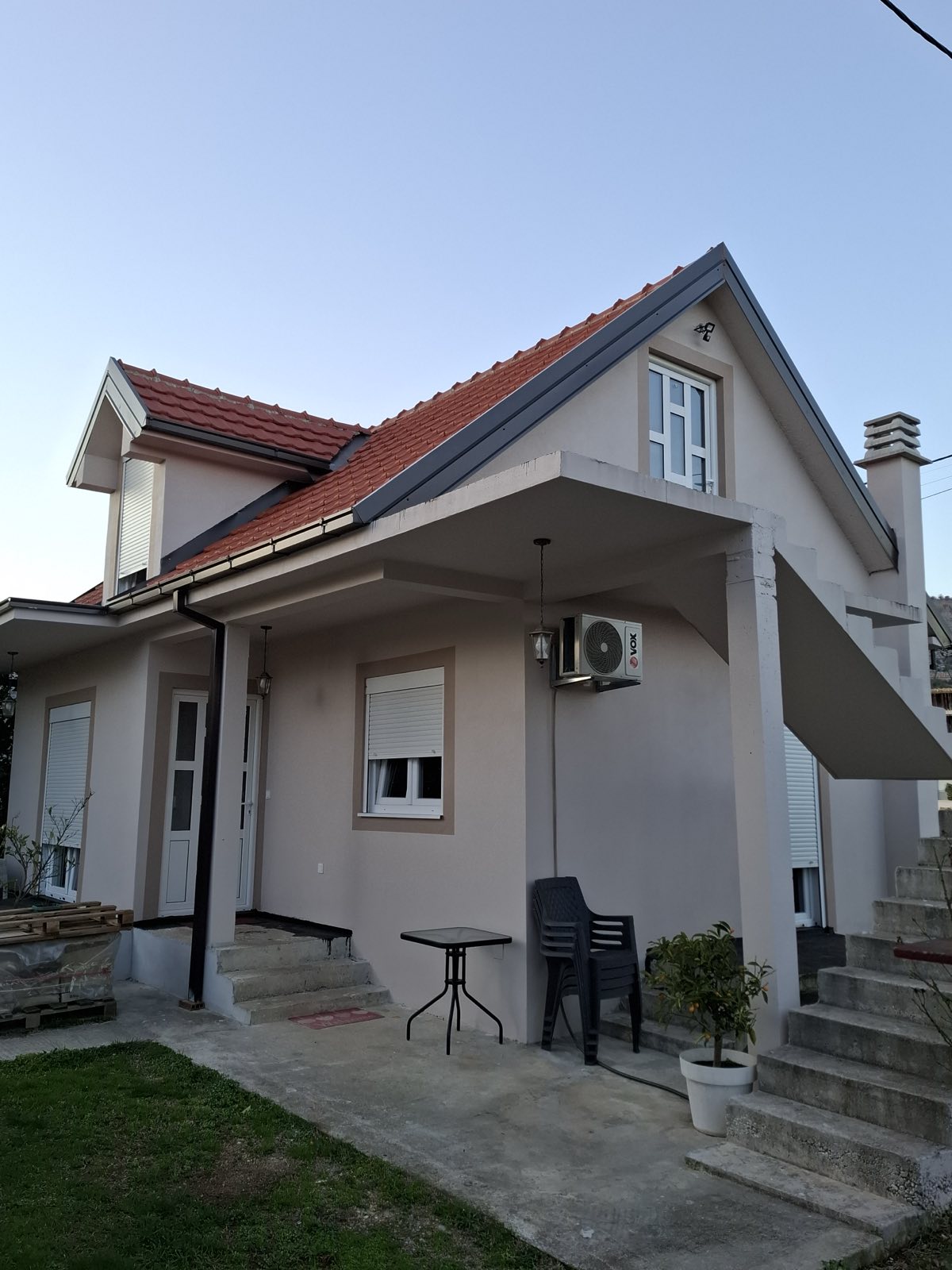 Izdaje se dvosoban stan u Tološima, u sklopu kuće. 